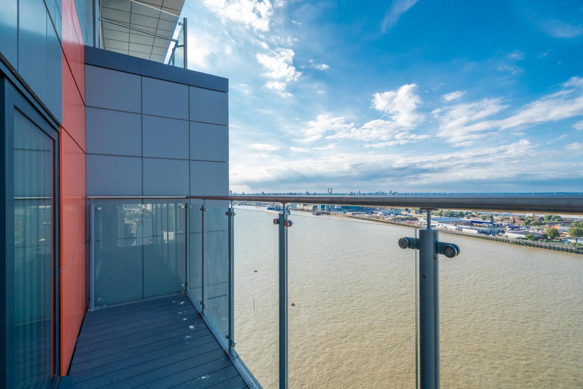 Skyvillion - London River Thames Top Floor Apartments By Woolwich Ferry, Mins To London Excel, O2 Arena , London City Airport With Parking 외부 사진