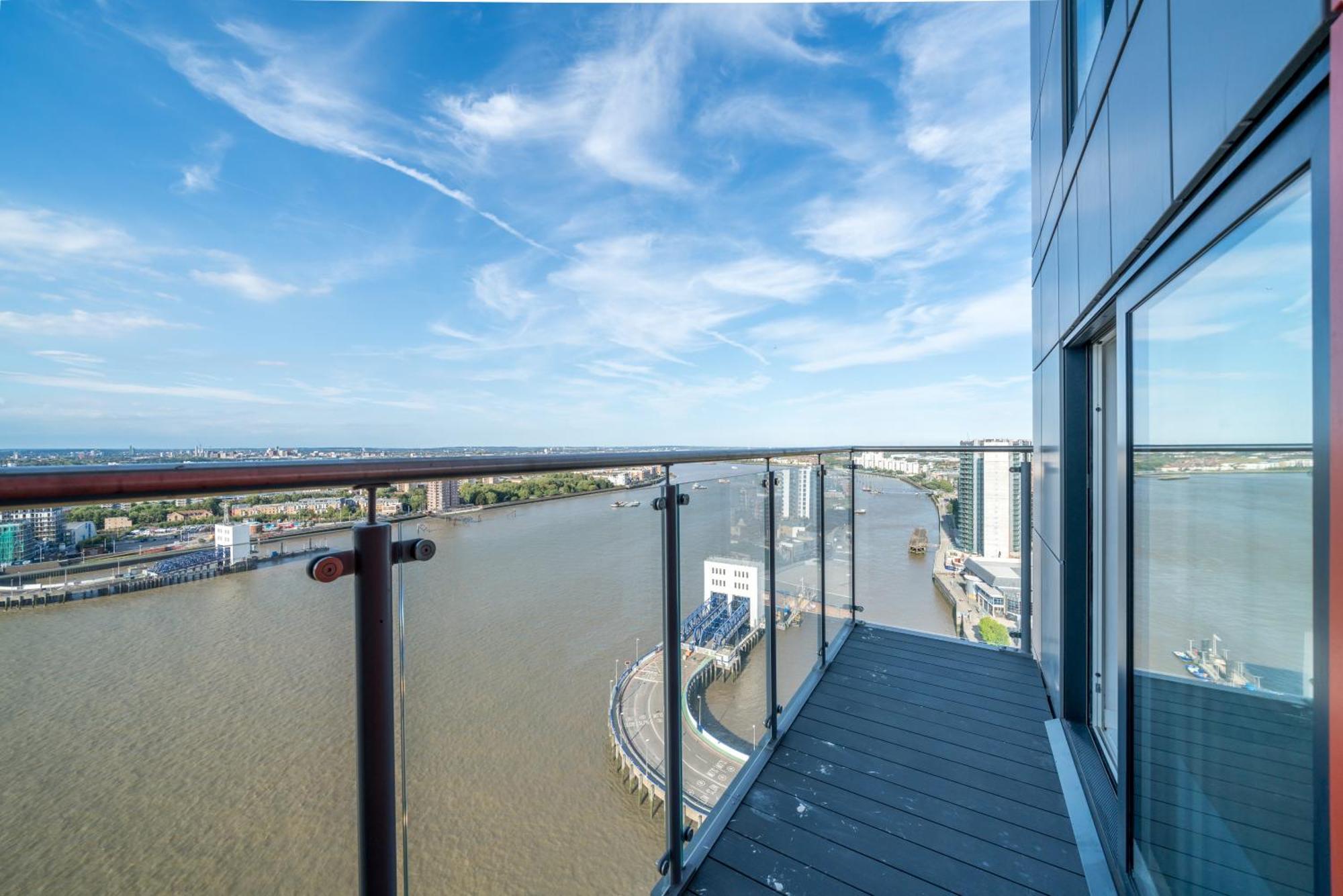 Skyvillion - London River Thames Top Floor Apartments By Woolwich Ferry, Mins To London Excel, O2 Arena , London City Airport With Parking 외부 사진
