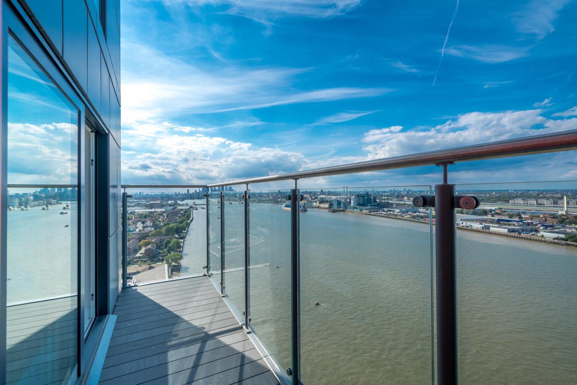 Skyvillion - London River Thames Top Floor Apartments By Woolwich Ferry, Mins To London Excel, O2 Arena , London City Airport With Parking 외부 사진