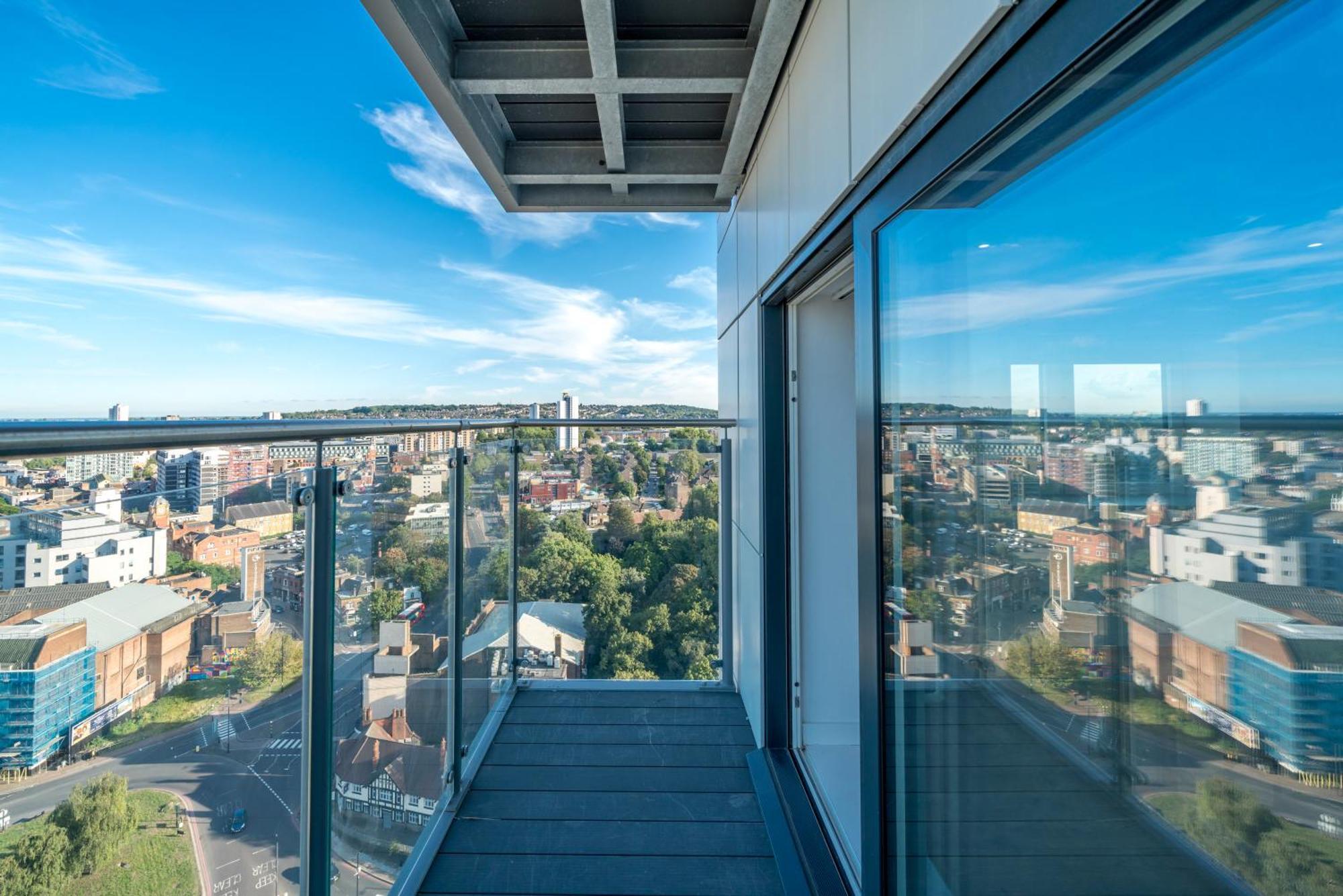 Skyvillion - London River Thames Top Floor Apartments By Woolwich Ferry, Mins To London Excel, O2 Arena , London City Airport With Parking 외부 사진